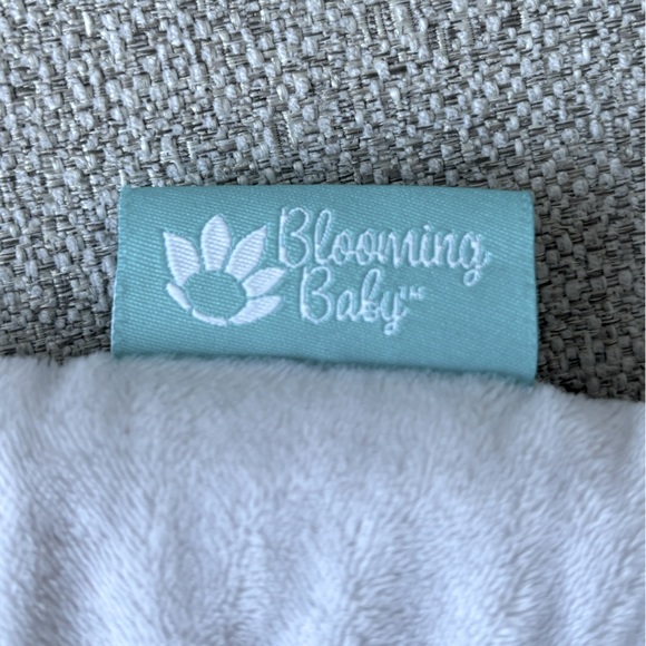 BLOOMING BABY | Lotus Bath - Sink Cushion for Newborn Bath Time - Picture 5 of 12